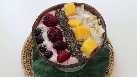 巴西莓碗与新鲜水果健康的食物在白色背景