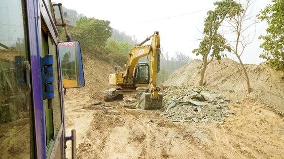 挖掘机在尼泊尔修路