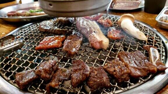 韩国餐厅风格的烧烤与开放式烧烤和木炭