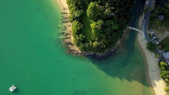 晴天普吉岛著名的海滩交通湾空中俯瞰4k泰国