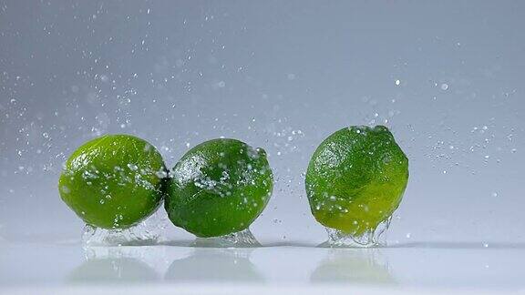 绿柠檬橙叶水果落在水上慢镜头4K