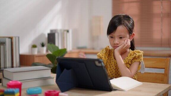 亚洲女学生在家里上网阅读和学习时因近视症状而头痛