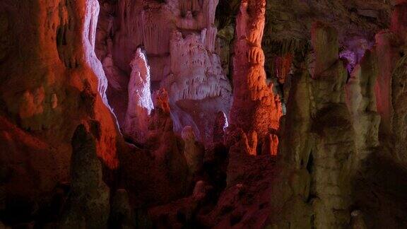 在希腊克里特岛的一个洞穴里