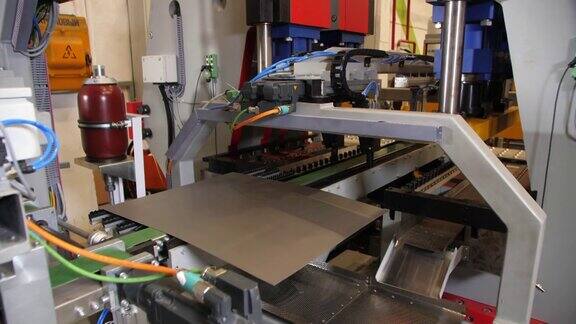 金属板材在工厂车间通过生产线运输