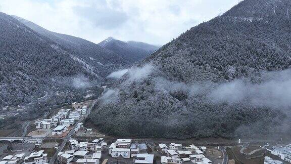 中国西藏春季景观的航拍画面