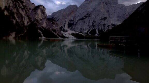 跟踪拍摄的令人惊叹的山湖日落在意大利阿尔卑斯山的心脏
