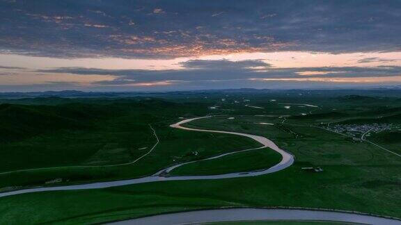 日出时河流在若尔盖草原上流动