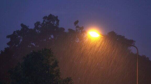 雨点落在路灯上