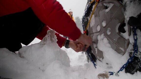 汽车观点在雪地里开车汽车在路上抛锚了在恶劣的天气下汽车会在偏僻的地方抛锚汽车保险把轮胎链条放在路边