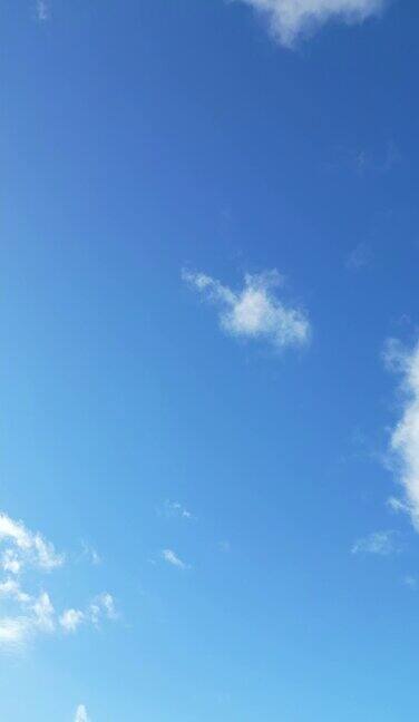 蓝天与快速移动的云