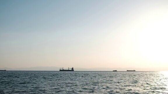 日落海上的货船