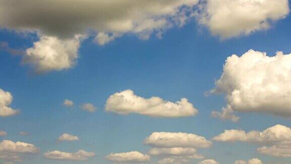 美丽的云彩与蓝天的背景大自然的天气白云蓝天阳光灿烂