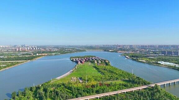 中国河北省石家庄市虎沱河生态区、虎沱河岛和兰秀塔滨水区公园航拍图