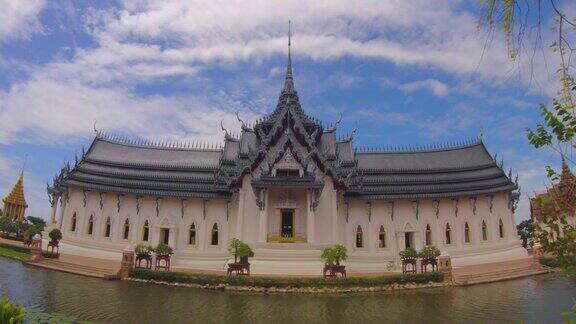 泰国河边美丽的佛教寺庙