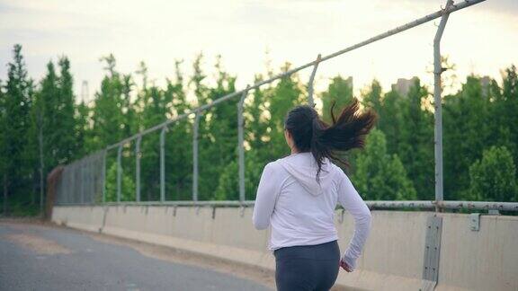 女子跑过城市人行天桥