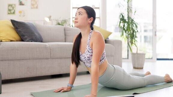 女性在客厅里做瑜伽锻炼