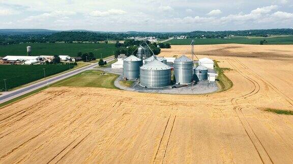 有成熟小麦的田地和用于储存和加工小麦、黑麦和大豆的大型升降机
