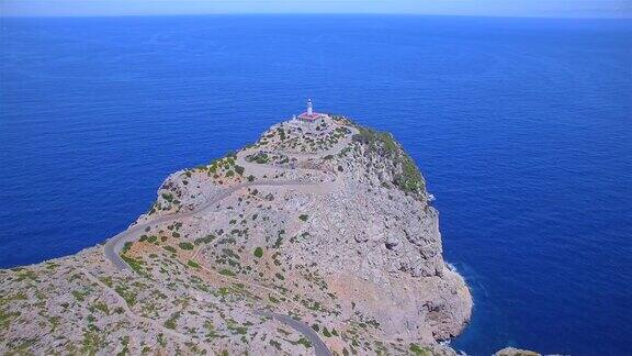 海岸线和灯塔鸟瞰图-德弗门托角和著名的悬崖巴利阿里群岛马略卡西班牙