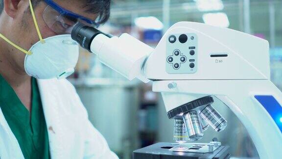 医学研究科学家在STEM现代实验室测试疫苗实验药物