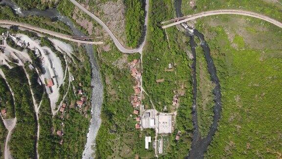 鸟瞰图iskar峡谷附近的村庄Bov巴尔干山脉保加利亚