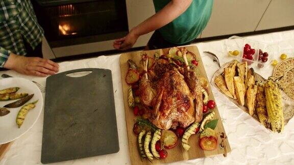 为感恩节晚餐准备填充火鸡