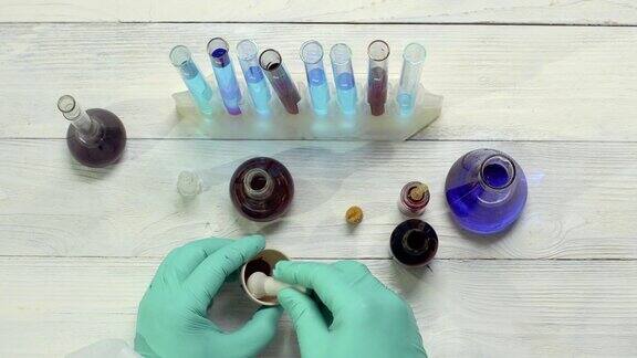 科学家将试剂投入试管进行化学实验室的反应试验