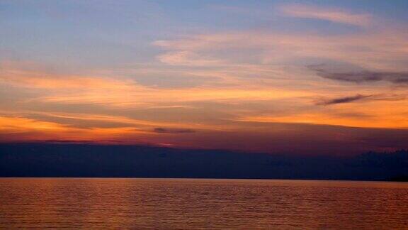 美丽的热带海滩和天空日落