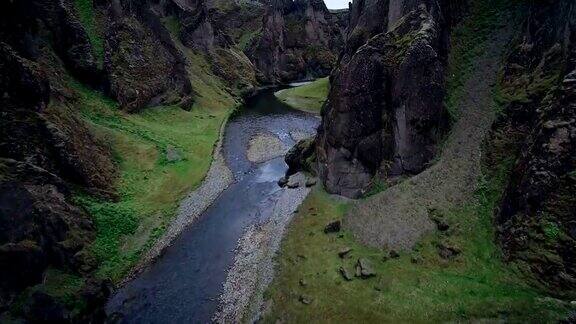 冰岛Fjadrargljufur峡谷山脉鸟瞰图