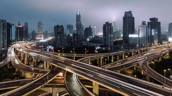 天桥和城市交通高峰时段的全景鸟瞰图从白天到晚上上海中国