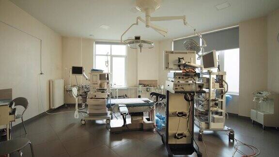 配备设备的现代化手术室手术室里的医用灯医院的外科建立技术先进的手术室镜头