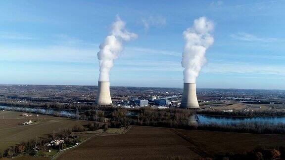 法国核电站的天线周围是田野和村庄
