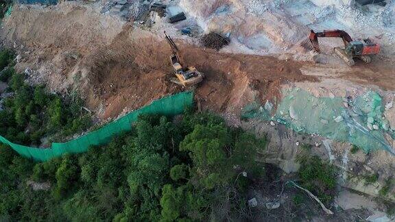 向下看挖掘机正在施工现场工作