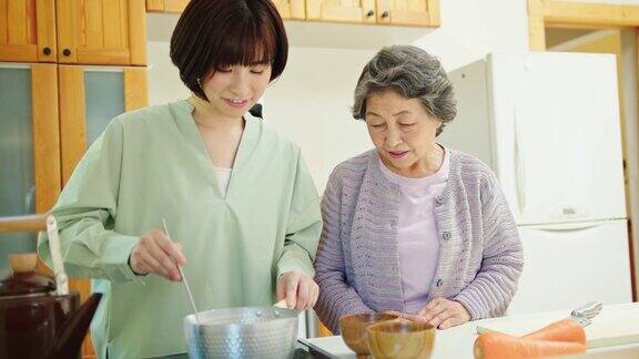 和祖母一起做饭的女人