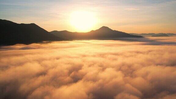 4K在山顶的云层中飞翔清晨的雾
