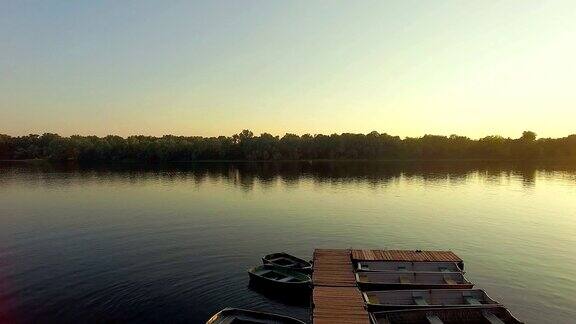 日落上的河与码头为小船