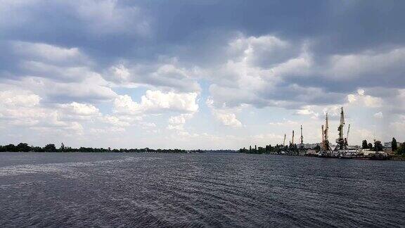 内河港口接受并运输货物神秘的云朵在河上低飞