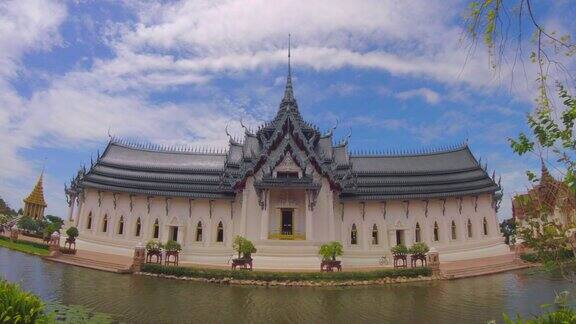 泰国河边的美丽寺庙