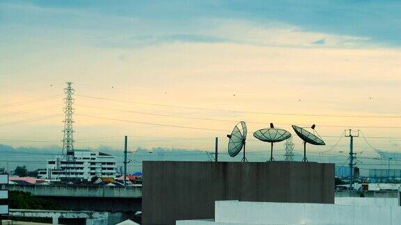 4K:日落背景下曼谷的卫星天线和通信
