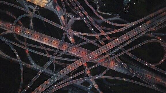 黄昏时复杂天桥和繁忙交通的鸟瞰图