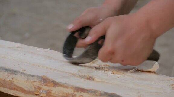 慢镜头:木匠用刮刀打磨木板