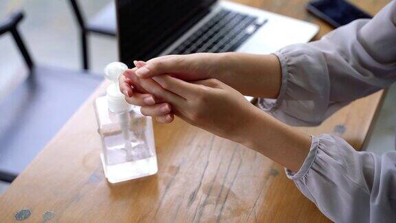 女性使用洗手液预防冠状病毒大流行
