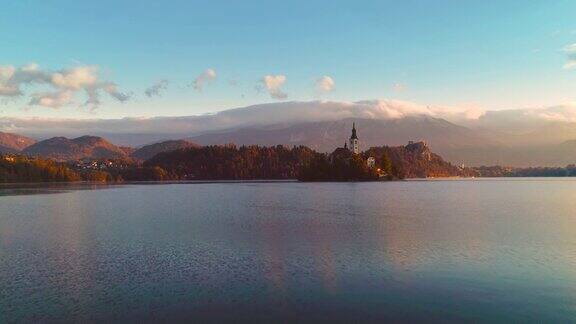 斯洛文尼亚布莱德湖圣母升天教堂的空中壮观日落