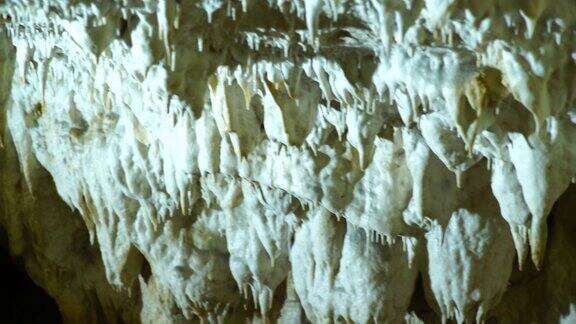 洞穴形成钟乳石