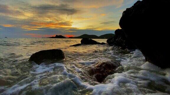 海浪拍打着石头