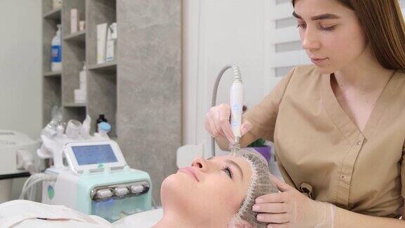 在美容诊所进行的面部皮肤年轻化的射频提升手术