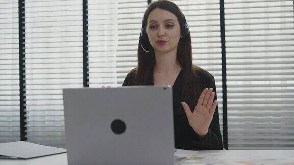 商务女性规划师在办公室通过视频聊天与客户交谈