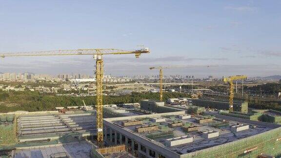 在蓝天白云下一群城市建筑正在建设中