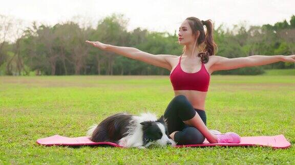 女孩和狗一起练瑜伽