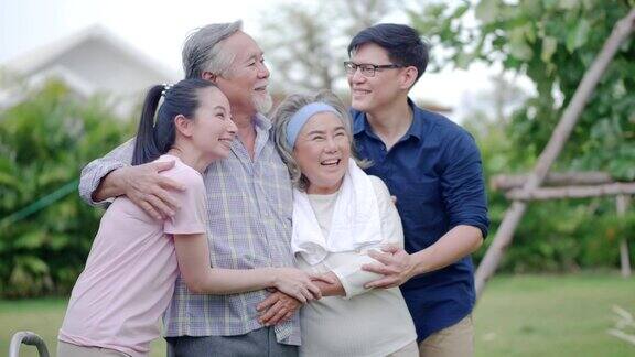 亚洲家庭在自家花园里互相表达爱意微笑和大笑