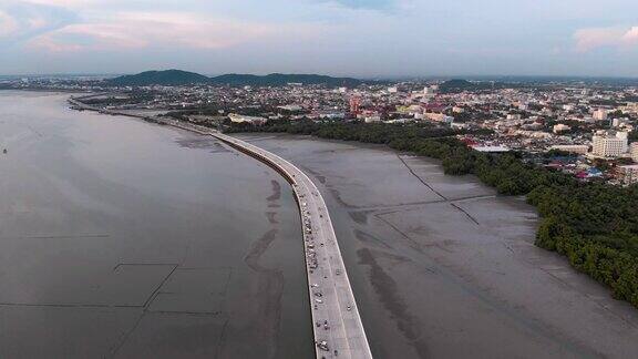 沿海街道清晨4k鸟瞰图及吊车降下